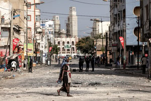 Dans une rue de Dakar jonchée de pierres et de débris, le 1er juin 2023. © JOHN WESSELS / AFP