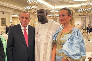 Recep Tayyip Erdogan, Mamadi Doumbouya et son épouse, Lauriane, au palais de Çankaya, à Ankara, le 3 juin 2023. © Présidence de la Guinée