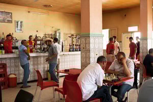 Partie d’échecs dans un café de Redeyef, dans le Sud Ouest. © Valentine VERMEIL/REA