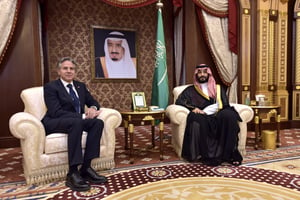 Le prince héritier d’Arabie saoudite rencontre le secrétaire d’État américain Antony Blinken à Jeddah, le 7 juin 2023. © Amer HILABI / POOL / AFP