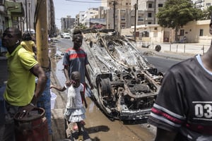 Une voiture incendiée à Dakar, le 5 juin 2023. © JOHN WESSELS / AFP