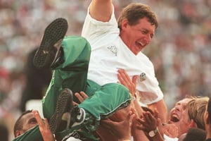 L’entraîneur sud-africain Clive Barker le 3 février 1996 à l’issue d’une victoire 2-0 contre la Tunisie lors de la finale de football de la CAN, à Johannesburg. © WALTER DHLADHLA / AFP