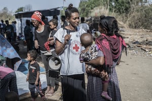 Une volontaire de la Croix-Rouge accueille les réfugiés soudanais en Éthiopie, le 5 mai 2023. © Amanuel Sileshi / AFP