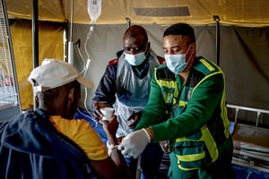 Un malade du choléra à l’hôpital de Kanana, à Hammanskraal en Afrique du Sud, en mai 2023. © SHIRAAZ MOHAMED/AFP