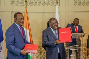 Ibrahim Cissé Bacongo, secrétaire exécutif du RHDP, et Pascal Affi N’Guessan lors de la signature de l’accord de partenariat entre le parti présidentiel et le FPI, à Abidjan, le 2 mai 2023. © RHDP