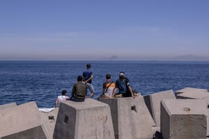De jeunes Marocains contemplant la péninsule ibérique depuis l’enclave espagnole de Ceuta. © Bernat Armangue/AP/SIPA