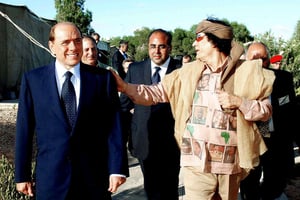 Mouammar Kadhafi et Silvio Berlusconi, à Syrte, le 25 août 2004. © Claudio ONORATI/POOL/AFP