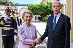 Le président tunisien Kaïs Saïed avec la présidente de la Commission européenne Ursula von der Leyen au palais de Carthage, le 11 juin 2023. © TUNISIAN PRESIDENCY / AFP