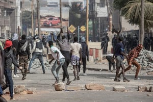 Les partisans d’Ousmane Sonko se rassemblent pour protester après sa condamnation à Dakar, le 2 juin 2023. © Annika Hammerschlag/Anadolu Agency via AFP