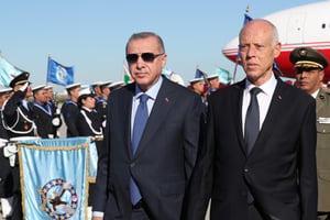 Le président de la Turquie Recep Tayyip Erdogan est accueilli par le président de la Tunisie Kais Saied à Tunis, en Tunisie, le 25 décembre 2019. © Turkish Presidence/Murat Cetin/Anadolu Agency via AFP