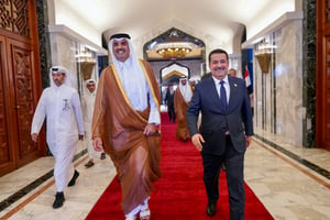 L’émir du Qatar, Tamim Ben Hamad Al Thani (au c.), a été accueilli par le Premier ministre irakien, Mohamed Chia al-Soudani (à dr.).. © IRAQI PRIME MINISTER’S PRESS OFFICE / AFP.
