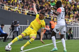 L’attaquant égyptien du FC Nantes Mostafa Mohamed (G) lors du match contre Montpellier Hérault SC au Stade de la Beaujoire, le 20 mai 2023. © JEAN-FRANCOIS MONIER / AFP