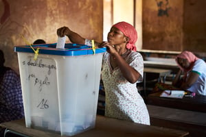 Dans un bureau de vote de Bamako, au Mali, le 12 août 2018. © Michele Cattani/AFP