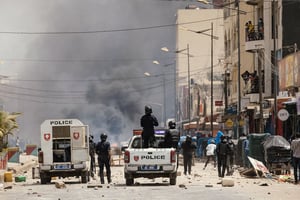 De violentes manifestations ont éclaté à Dakar au début de juin à la suite de la condamnation de l’opposant Ousmane Sonko. Clashes between police officers using teargas, and protesters throwing rocks, set barricades in fire, in Dakar on March 16, 2023. Security forces were deployed in the Senegalese capital ahead of a politically-charged trial of an opposition leader. Ousmane Sonko is being tried for allegedly defaming a minister, a case that could determine whether he will be eligible to run in presidential elections next February
© Jerome Gilles/NurPhoto via AFP