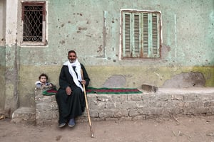 Un enfant et un vieil homme dans une rue d’El-Nehaya, en Égypte. © MOHAMED EL-SHAHED/AFP