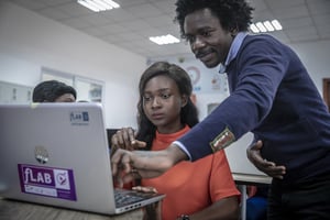 Cours sur l’intelligence artificielle à l’Académie numérique d’Accra. © Sven Torfinn/PANOS/REA