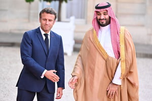 Emmanuel Macron accueille le prince héritier d’Arabie saoudite Mohammed Ben Salman au palais présidentiel de l’Élysée, le 28 juillet 2022. © MUSTAFA YALCIN / ANADOLU AGENCY / Anadolu Agency via AFP