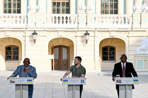 Au centre, le président ukrainien Volodymyr Zelensky, accompagné de ses homologues sud-africain Cyril Ramaphosa (droite) et comorien Azali Assoumani (gauche), à Kiev, le 16 juin 2023. © Sergei SUPINSKY / AFP