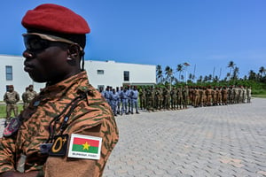 Des militaires burkinabè lors de l’exercice international Flintlock, à Jacqueville, en Côte d’Ivoire, le 14 mars 2023. © Issouf SANOGO / AFP