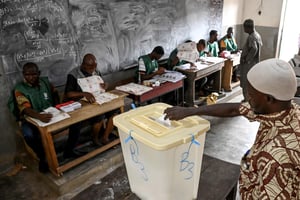 Un bureau de vote pour la diaspora malienne, à Abidjan, le 18 juin 2023. © Sia KAMBOU / AFP
