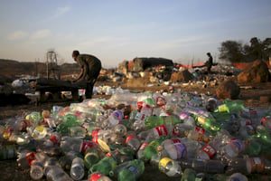 Avec 16 kg par habitant par an, l’Afrique consomme très peu de plastique par rapport au reste du monde. © REUTERS/Siphiwe Sibeko.