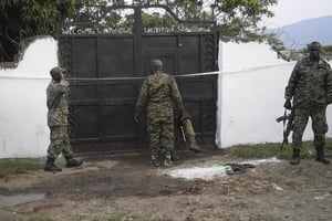 Des forces de sécurité ougandaises après l’attaque contre le lycée Lhubiriha à Mpodwe, proche de la frontière avec la RDC. © AFP.