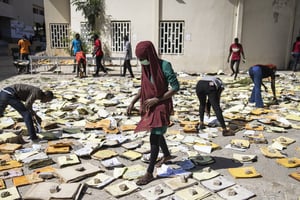 Des étudiants en archivistique et en documentation examinent des documents brûlés lors des manifestations à l’Université Cheikh Anta Diop de Dakar, le 9 juin 2023. © JOHN WESSELS / AFP