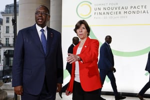 Le président du Sénégal, Macky Sall (à g.), et la ministre française des Affaires étrangers, Catherine Colonna (à dr), à Paris, lors du sommet pour un nouveau pacte financier mondial. © Ludovic MARIN / POOL / AFP.