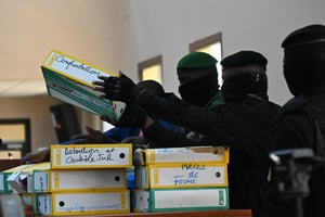 Des dossiers au palais de justice de Conakry le 28 septembre 2022, lors de l’ouverture du procès pour le massacre de septembre 2009. © Cellou BINANI / AFP