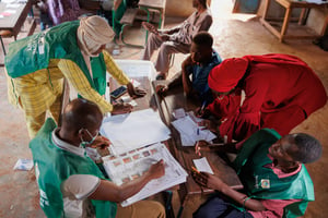 Dans un bureau de vote de Bamako, e 18 juin 2023 lors du référendum constitutionnel. © OUSMANE MAKAVELI / AFP