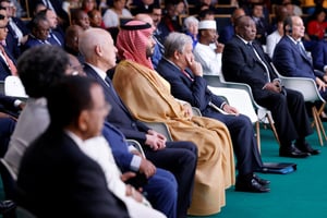 Le prince héritier d’Arabie saoudite, Mohammed Ben Salman (au c.) et le président sud-africain Cyril Ramaphosa (2e à dr.) lors du discours d’ouverture du sommet pour un nouveau pacte financier mondial, à Paris, le 22 juin 2023. © LUDOVIC MARIN / POOL / AFP.