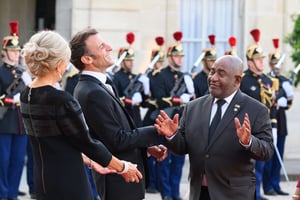 Les présidents Emmanuel Macron et Azali Assoumani, dans la cour de l’Élysée à Paris. © Jacques Witt/SIPA