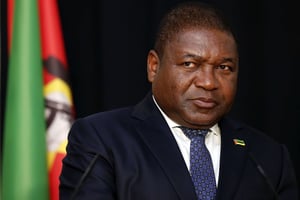 Le président mozambicain Filipe Nyusi, ici en 2019, est accusé par Credit Suisse et Privinvest d’avoir touché de l’argent dans l’affaire. © Armando Franca/AP/SIPA.