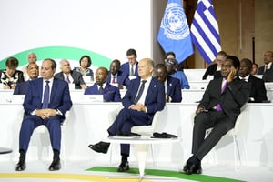 Le président égyptien, Abdel Fattah el-Sissi, le chancelier allemand, Olaf Scholz, et le président zambien Hakainde Hichilema (de gauche à droite) lors de la séance de clôture du sommet du nouveau pacte financier mondial, à Paris, le 23 juin 2023. © Lewis Joly/AFP