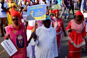 Des manifestants de l’opposition sénégalaise brandissent des photos de l’ancien ministre Karim Wade lors d’une marche pour exiger la transparence des élections de l’année prochaine, à Dakar, le 28 décembre 2018. © SEYLLOU / AFP