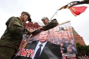 Des partisans de Vladimir Poutine aux abords de la Place Rouge, à Moscou, le 24 juin 2023. © Natalia KOLESNIKOVA / AFP