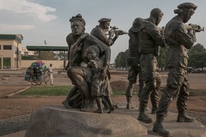 Une statue de soldats russes protégeant des civils à Bangui, la capitale de la République centrafricaine, le 1er novembre 2022. © MAURICIO LIMA/The New York Times-REDUX-REA
