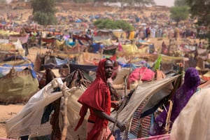 Une jeune femme soudanaise, le 13 mai 2023, dans le camp de Borota, dans l’est du Tchad, créé pour accueillir les réfugiés fuyant le conflit en cours dans le Darfour. © ZOHRA BENSEMRA/REUTERS.