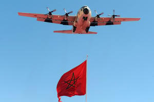 Un avion militaire survole un drapeau marocain à Dakhla, le 8 mai 2010. © AFP