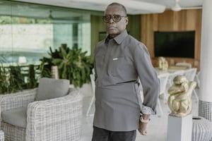 L’architecte Pierre Goudiaby Atepa, à son domicile, à Dakar, le 19 juin 2023. © Sylvain Cherkaoui pour JA