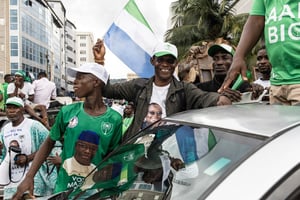 Les partisans du président de la Sierra Leone et leader du Sierra Leone Peoples party (SLPP), Julius Maada Bio, célèbrent sa réélection, à Freetown, le 27 juin 2023. © JOHN WESSELS / AFP
