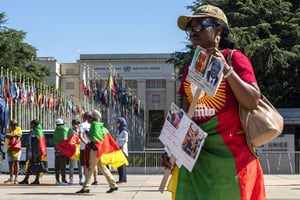 Des membres de la diaspora camerounaise manifestent contre la présence de Paul Biya devant le siège des Nations unies, à Genève, le 29 juin 2018. © MARTIAL TREZZINI/AP/SIPA.