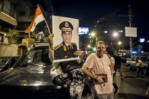 Portrait du chef de l’armée égyptienne et ministre de la Défense, le général Abdel Fattah al-Sisi, devant le palais présidentiel du Caire, pendant une manifestation pour l’éviction du président Mohamed Morsi, le 1er juillet 2013. © Khaled DESOUKI / AFP