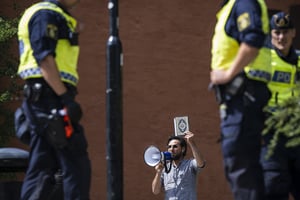 Salwan Momika proteste devant une mosquée de Stockholm le 28 juin 2023, pendant la fête de l’Aïd al-Adha. Il a été autorisé par la police suédoise à brûler le livre saint musulman. © Jonathan NACKSTRAND / AFP