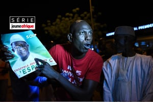 Des Maliens fêtent la libération de Soumaïla Cissé, à l’aéroport de Bamako, le 8 octobre 2020. © Montage JA; Nicolas Renene/Le Pictorium