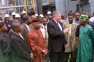 Dennis Skiper, directeur d’usine de la société américaine Enron, avec celui qui était alors gouverneur de l’État de Lagos, Bola Tinubu, lors d’une inspection de l’usine sur les rives du port de Lagos Apapa, le 2 août 2000. © PIUS UTOMI EKPEI/AFP