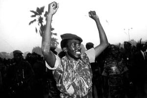 Le capitaine Thomas Sankara devient président du Conseil national de la révolution, en Haute-Volta, le 4 août 1983. © Information Haute Volta / Archives JA