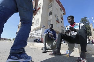 Des ouvriers du bâtiment subsahariens, à Alger, le 10 mars 2023. © Fateh Guidoum/AP/SIPA