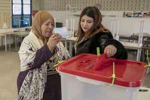 Une citoyenne s’apprêtant à voter, à Tunis, lors du second tour des dernières législatives, le 29 janvier 2023. © YASSINE GAIDI/Anadolu Agency via AFP