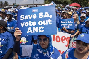 Des partisans de la Democratic Alliance manifestent contre l’ANC et les délestages, à Johannesburg, le 25 janvier 2023. © Ihsaan Haffejee/Anadolu Agency via AFP